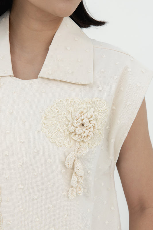 TIED RIBBON SLEEVELESS SHIRT