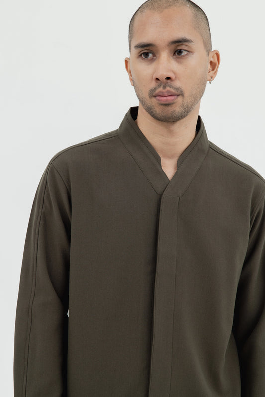 COLLARLESS V NECK LS