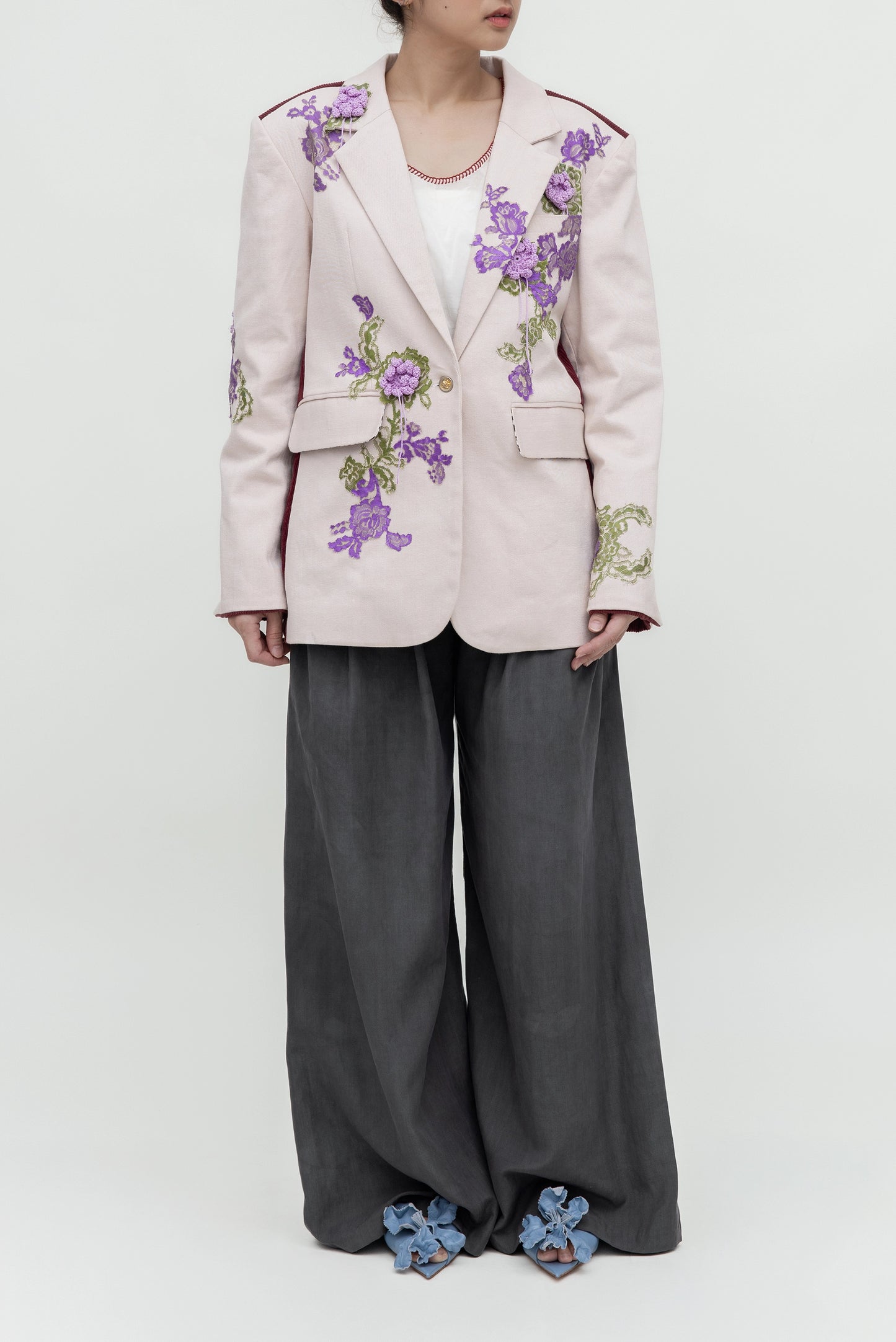 FLOWER EMBELISHMENT BLAZER