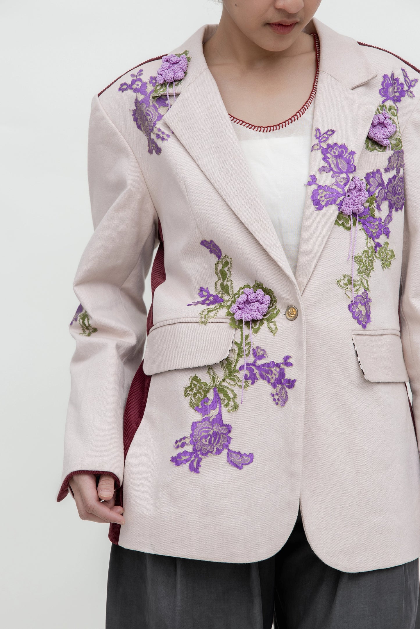 FLOWER EMBELISHMENT BLAZER
