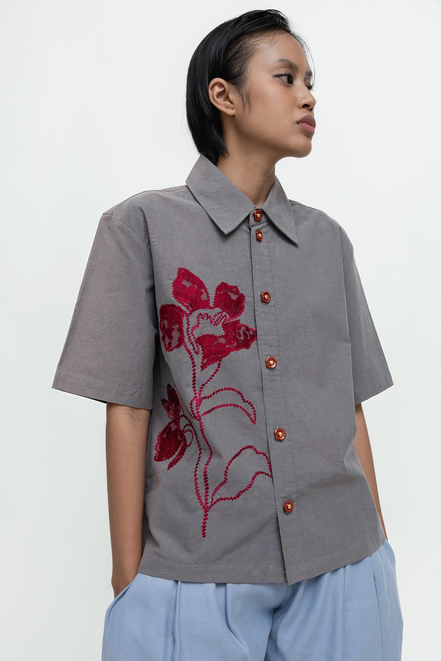 RED FLOWER EMBROIDERY SHIRT GREY SS