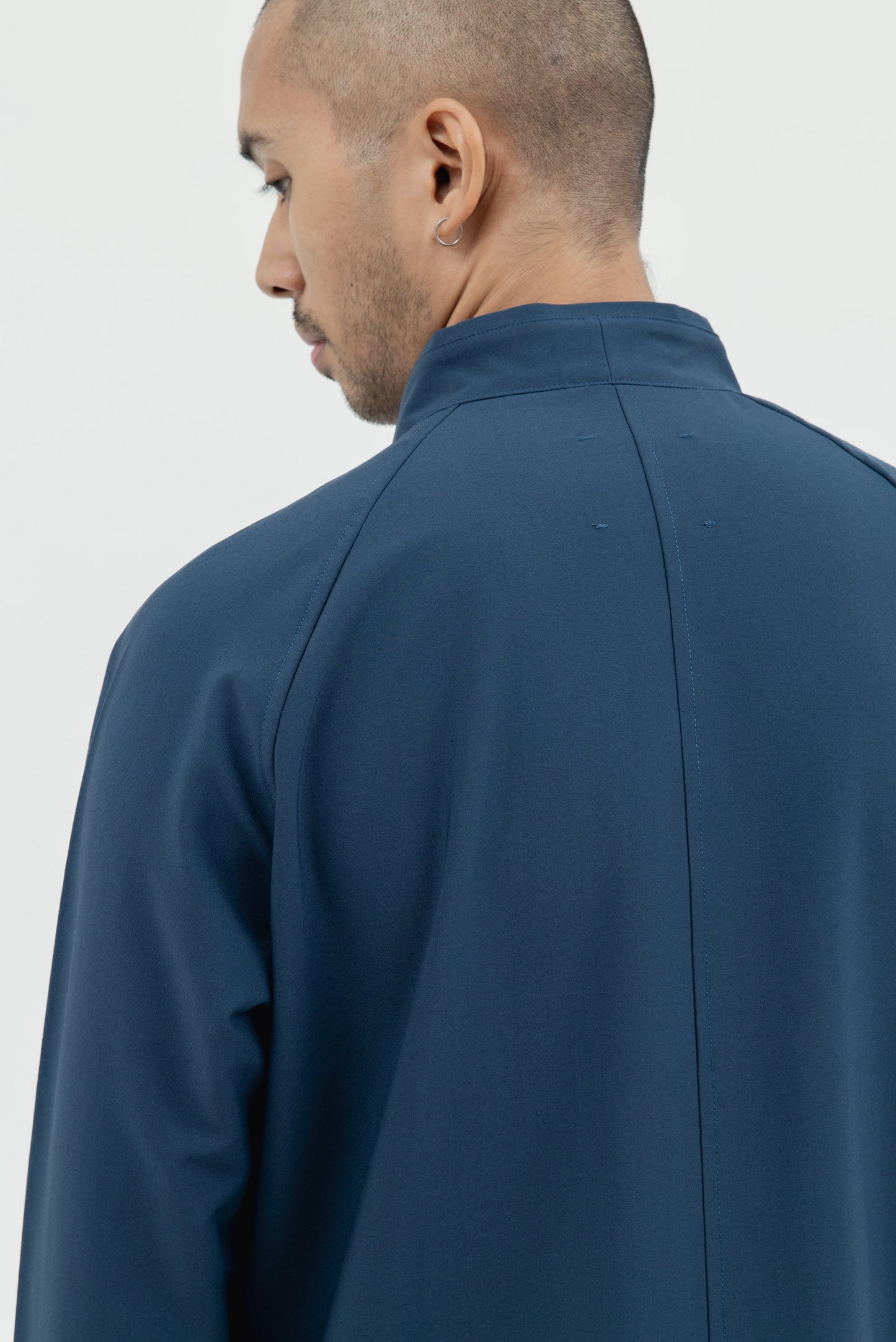 COLLARLESS V NECK LS