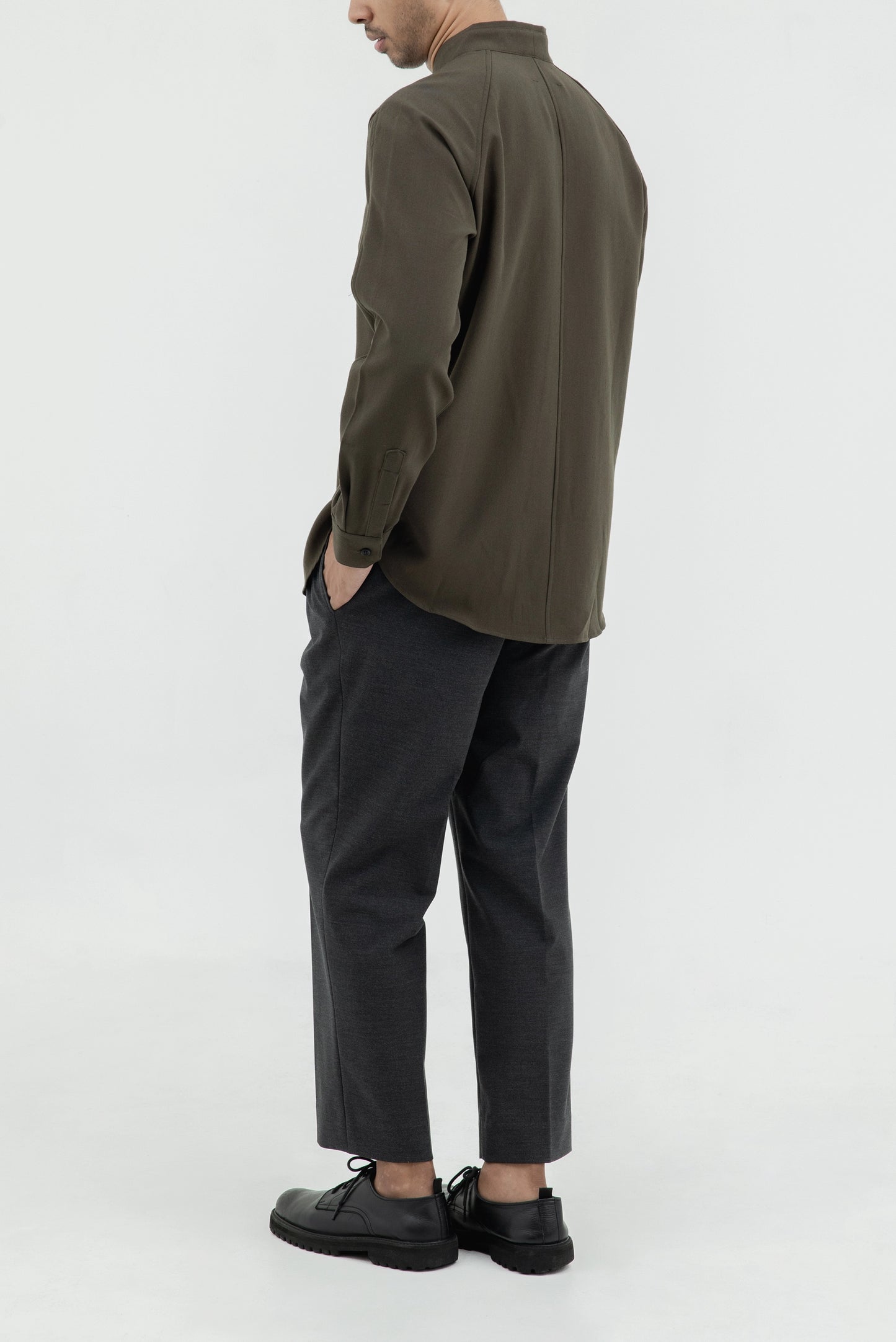 COLLARLESS V NECK LS