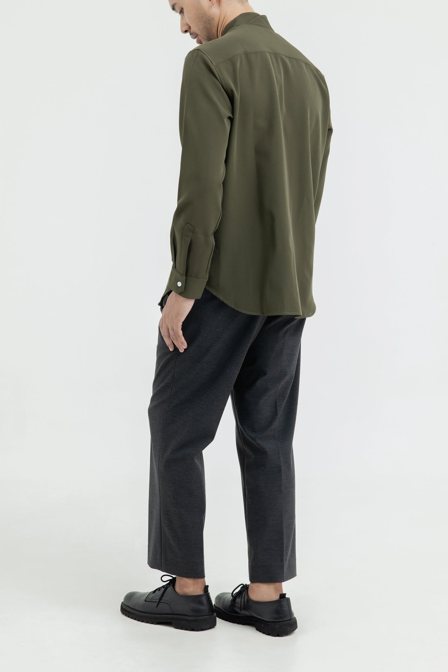 COLLARLESS 1 VISIBLE BUTTON